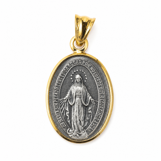 Anverso de la medalla Virgen de los Rayos en plata envejecida ley 900 con borde de oro macizo 18k.