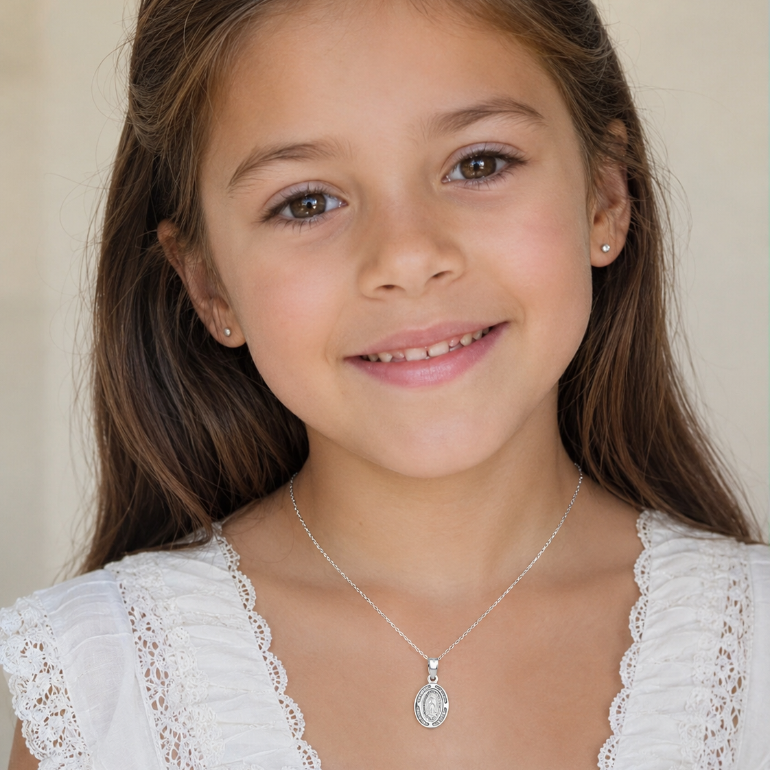 Niña usando medalla Virgen de Guadalupe en plata 925 con circonitas