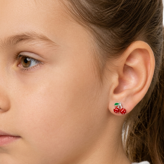 niña usando Aros de cerezas esmaltadas en plata ley 925,