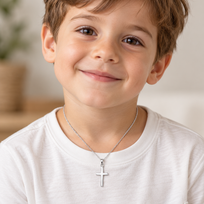 Niño de 5 años usando cruz de Plata 925, regalo para bautizo niño
