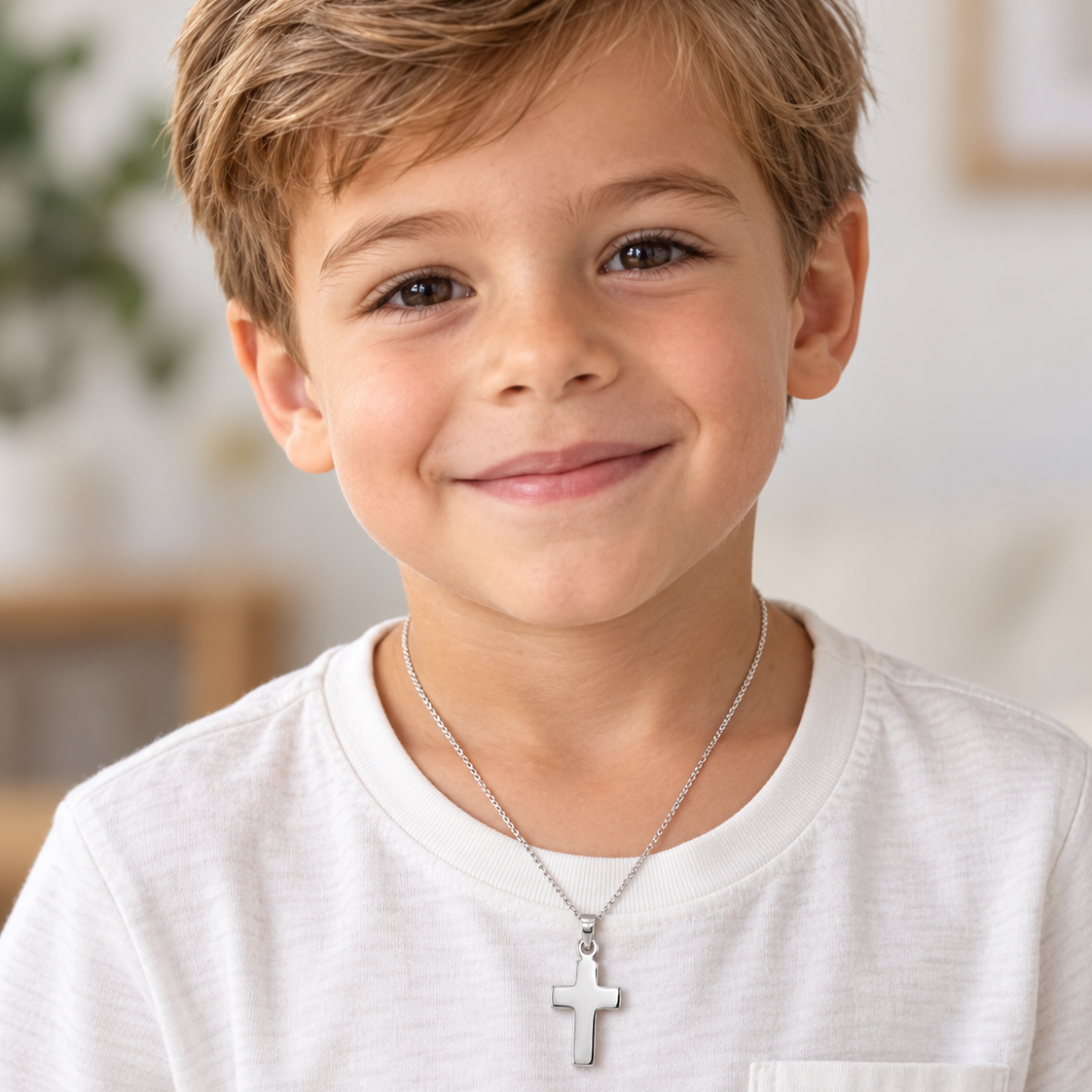 Niño usando cruz ancha de Plata 925 de 13 x 23 mm, ideal para bautizo