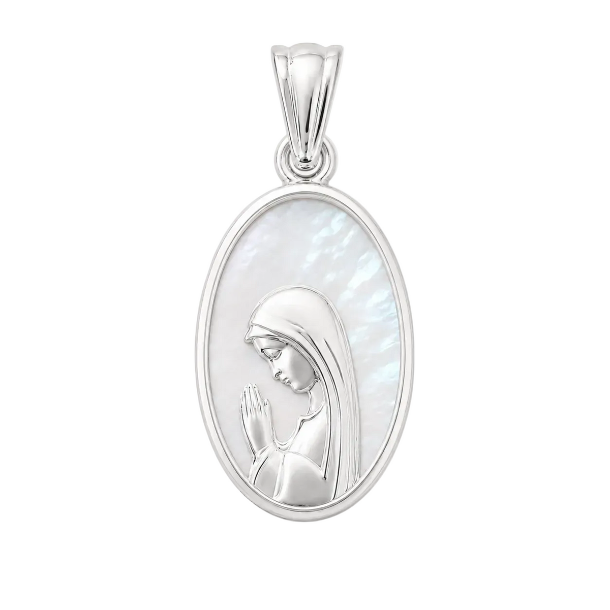 Medalla ovalada de la Virgen Niña rezando en plata ley 900 con fondo de nácar natural 23x13 mm.